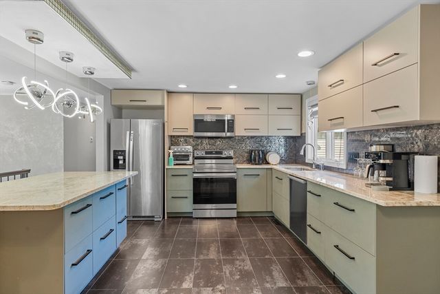 9 Oak Drive, Plainville, MA 02762