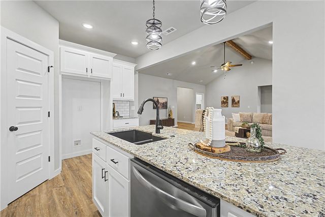 1 Insh Circle, Bella Vista, AR 72715