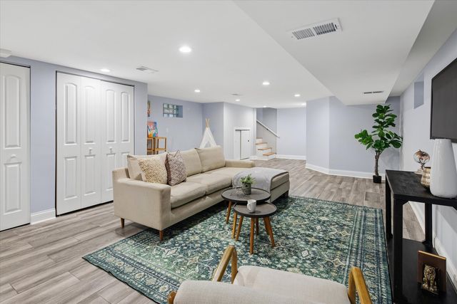 5624 N Mango Avenue, Chicago, IL 60646