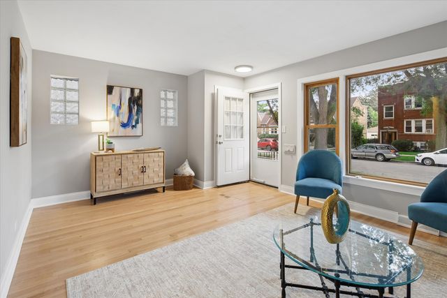 5624 N Mango Avenue, Chicago, IL 60646