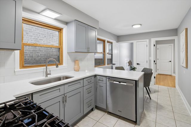 5624 N Mango Avenue, Chicago, IL 60646