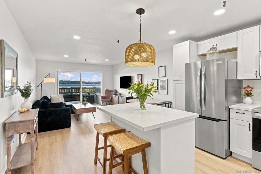 4015 Crown Point Dr 104, San Diego, CA 92109 — exterior