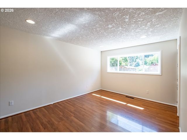 1012 S WATER St, Silverton, OR 97381