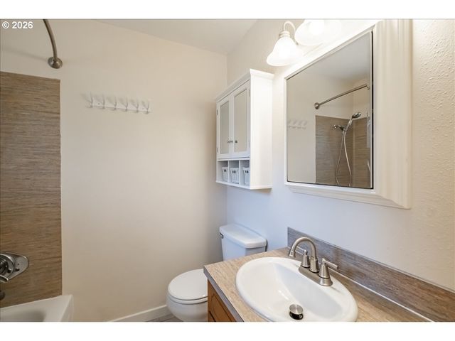 1012 S WATER St, Silverton, OR 97381