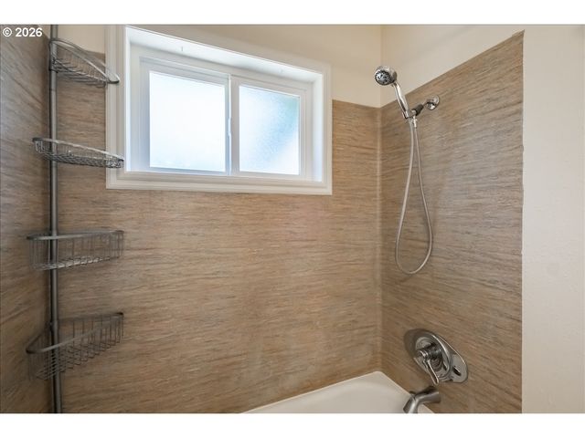 1012 S WATER St, Silverton, OR 97381