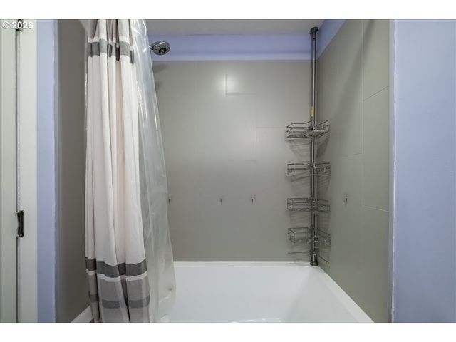 1012 S WATER St, Silverton, OR 97381
