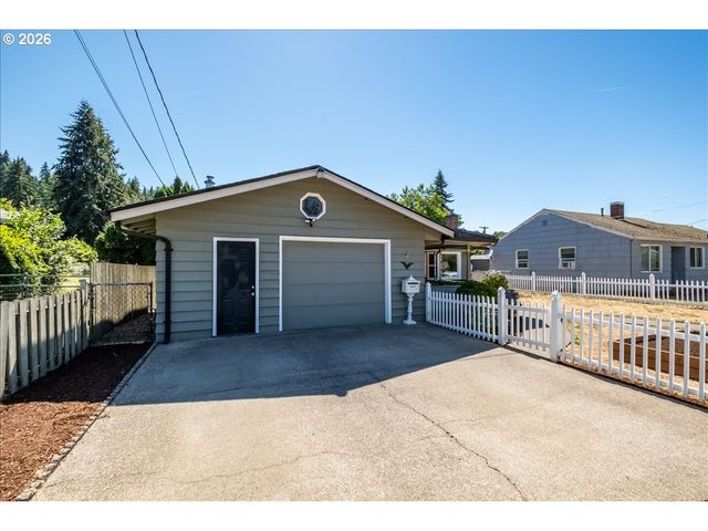 1012 S WATER St, Silverton, OR 97381