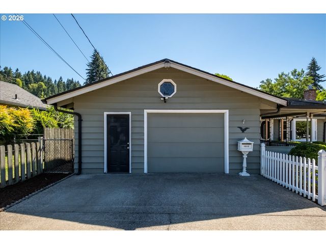 1012 S WATER St, Silverton, OR 97381