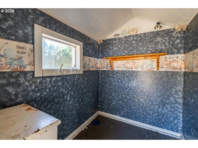 1012 S WATER St, Silverton, OR 97381