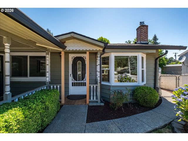 1012 S WATER St, Silverton, OR 97381