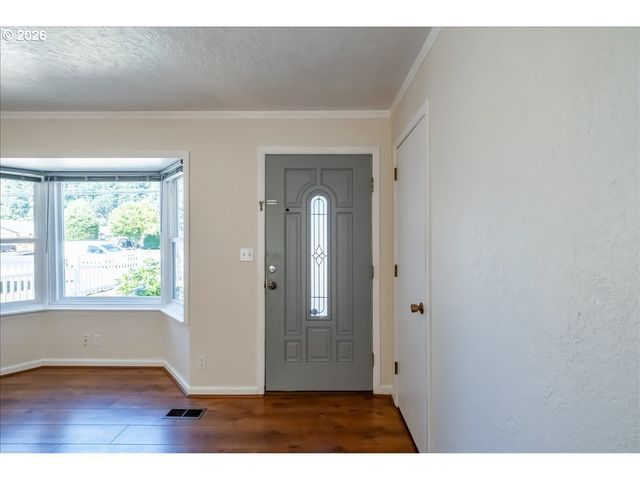 1012 S WATER St, Silverton, OR 97381