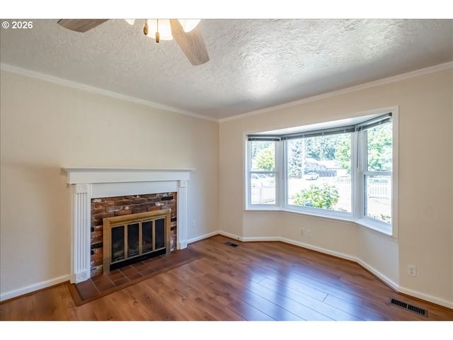 1012 S WATER St, Silverton, OR 97381