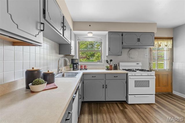 7958 Glenside Place, University City, MO 63130