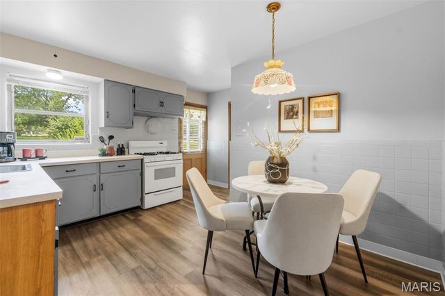 7958 Glenside Place, University City, MO 63130