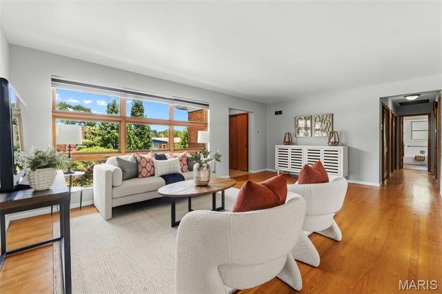 7958 Glenside Place, University City, MO 63130