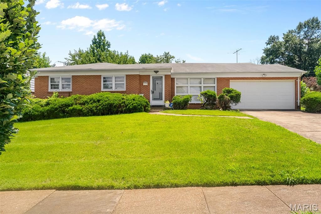7958 Glenside Place, University City, MO 63130