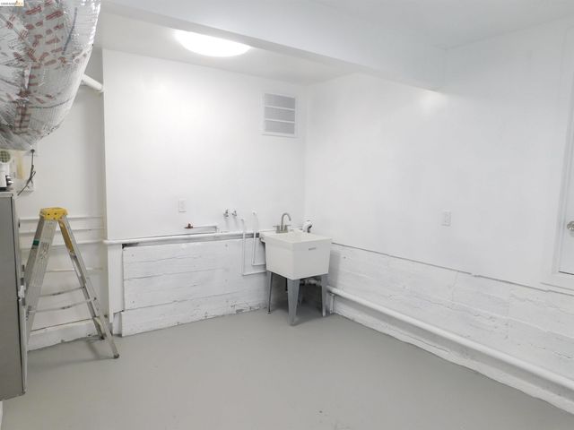 3086 Middleton St, Oakland, CA 94605