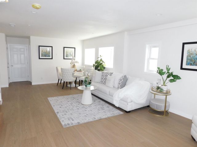 3086 Middleton St, Oakland, CA 94605