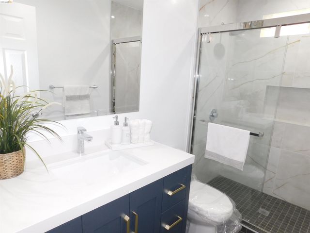 3086 Middleton St, Oakland, CA 94605