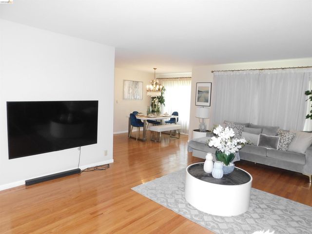 3086 Middleton St, Oakland, CA 94605