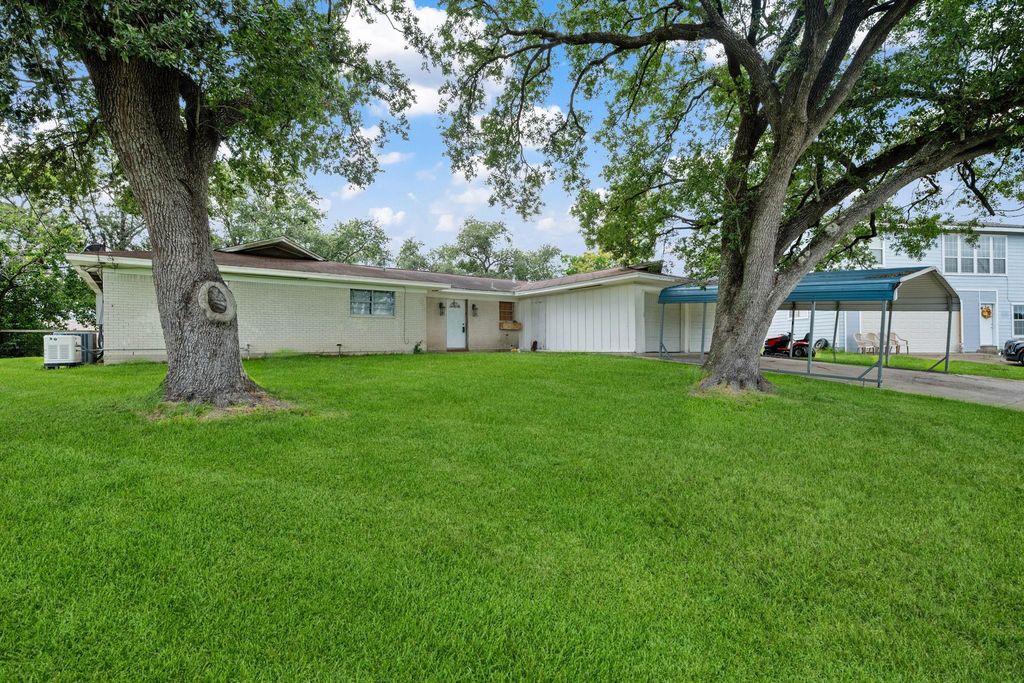 211 Rue Orleans Street, Baytown, TX 77520