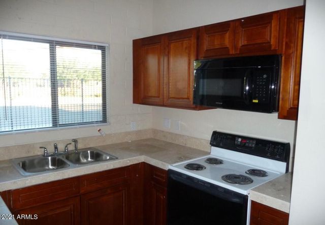 7110 N 68 Avenue 2, Glendale, AZ 85303