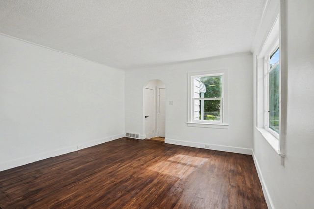 2211 N Charles Street, Saginaw, MI 48602