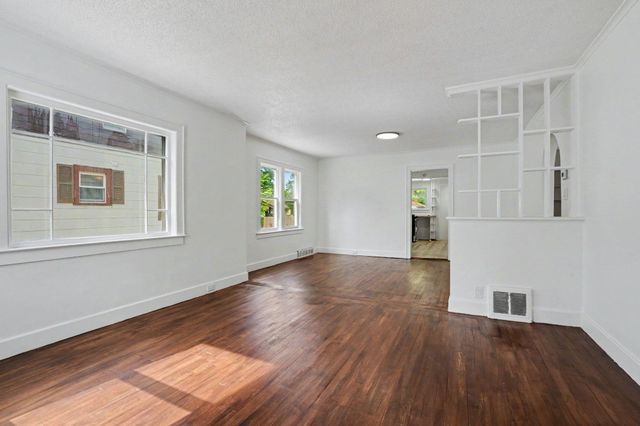 2211 N Charles Street, Saginaw, MI 48602