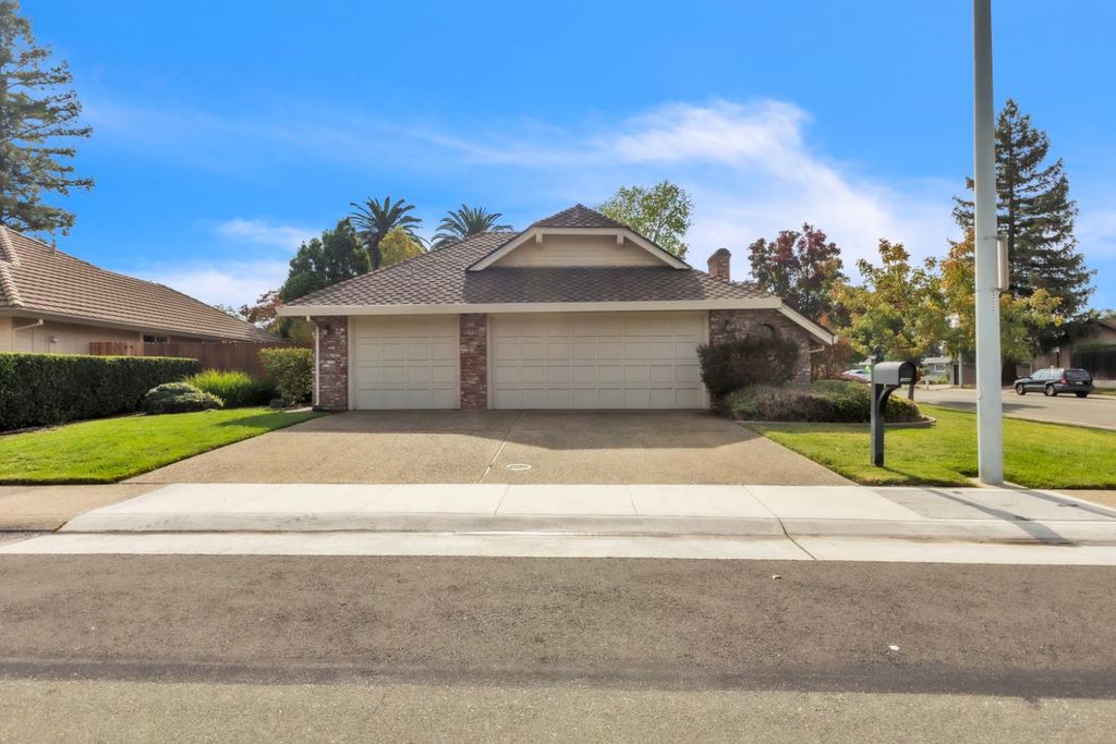 1046 Kensington Dr, Roseville, CA 95661