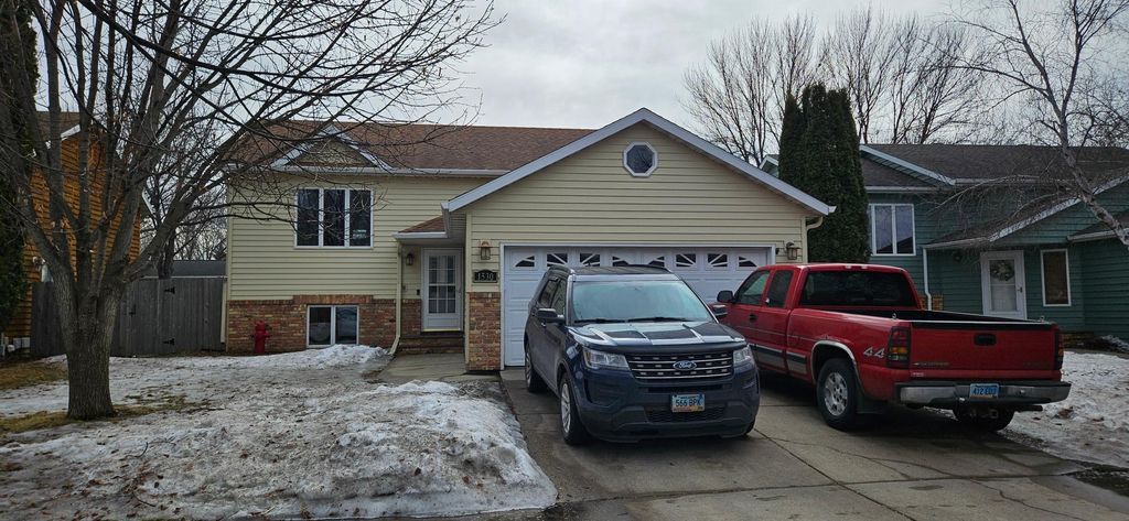 1530 29th Avenue S, Fargo, ND 58103