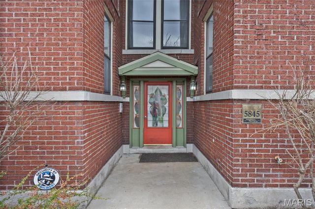 5845 Nina Place 2W, St Louis, MO 63112