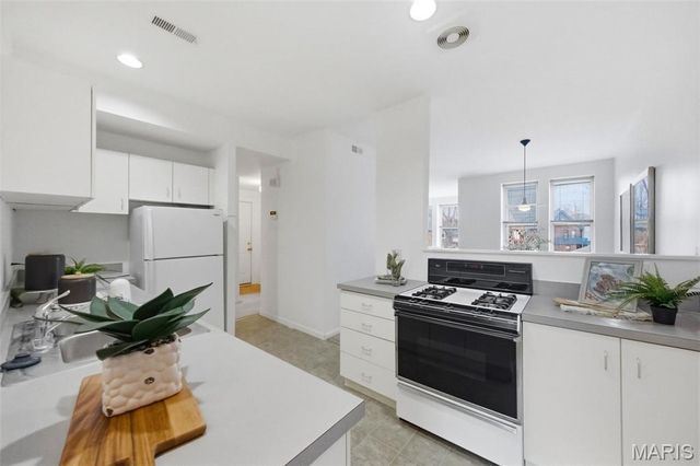 5845 Nina Place 2W, St Louis, MO 63112