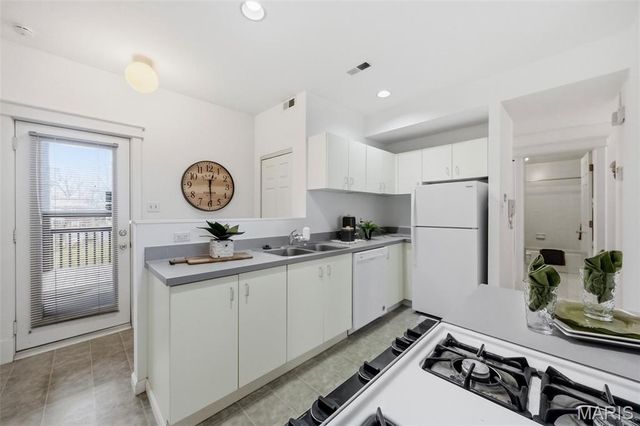 5845 Nina Place 2W, St Louis, MO 63112