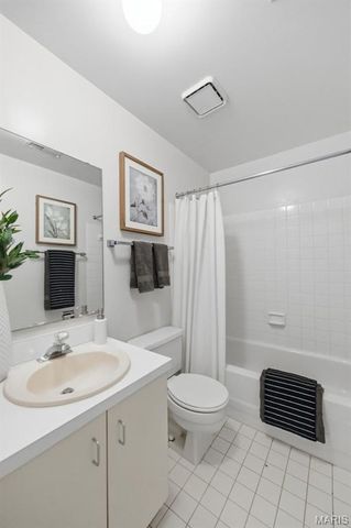 5845 Nina Place 2W, St Louis, MO 63112