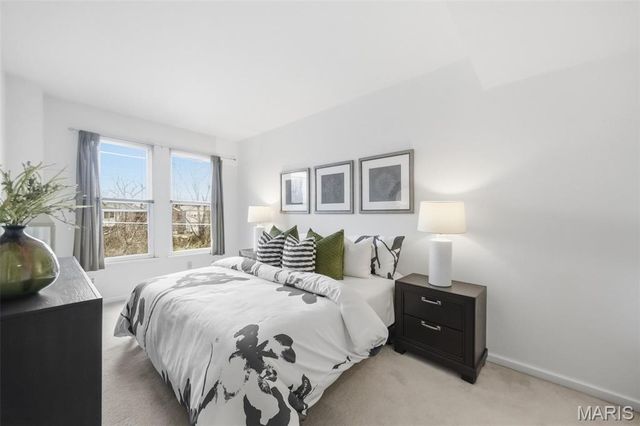 5845 Nina Place 2W, St Louis, MO 63112