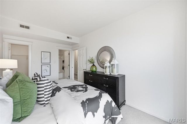 5845 Nina Place 2W, St Louis, MO 63112