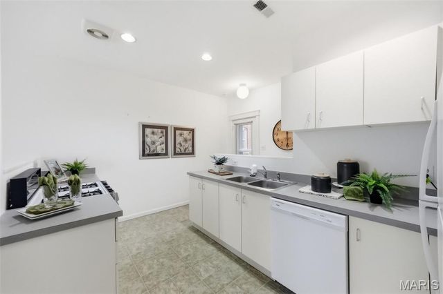 5845 Nina Place 2W, St Louis, MO 63112