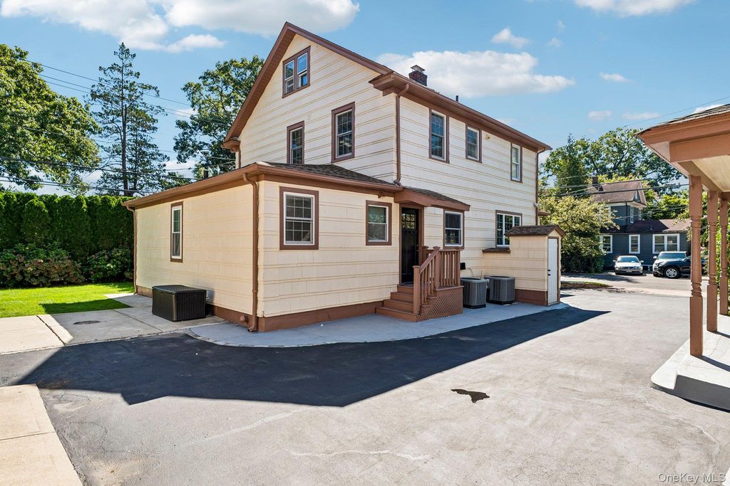 77 Jefferson Avenue, Roslyn Heights, NY 11577 — photo 4