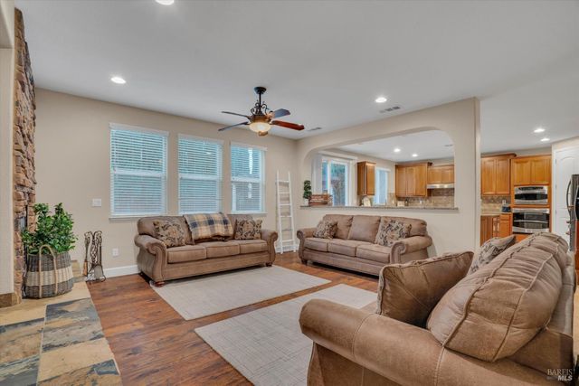 1007 Canterbury Ct, Vacaville, CA 95687