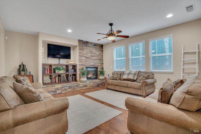 1007 Canterbury Ct, Vacaville, CA 95687