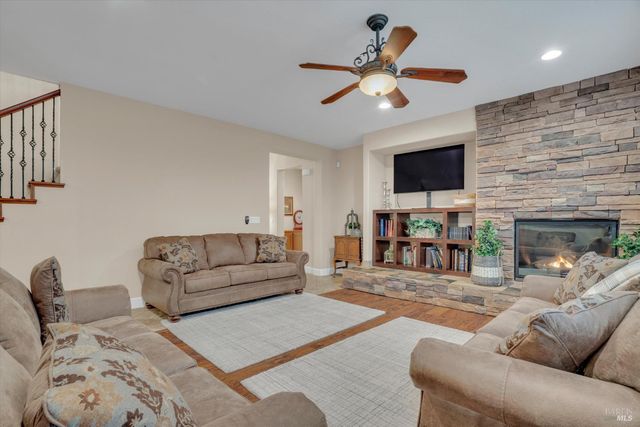 1007 Canterbury Ct, Vacaville, CA 95687