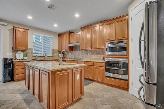 1007 Canterbury Ct, Vacaville, CA 95687