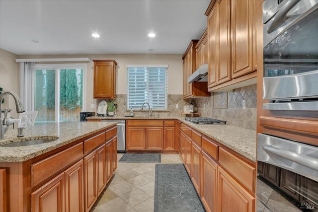 1007 Canterbury Ct, Vacaville, CA 95687