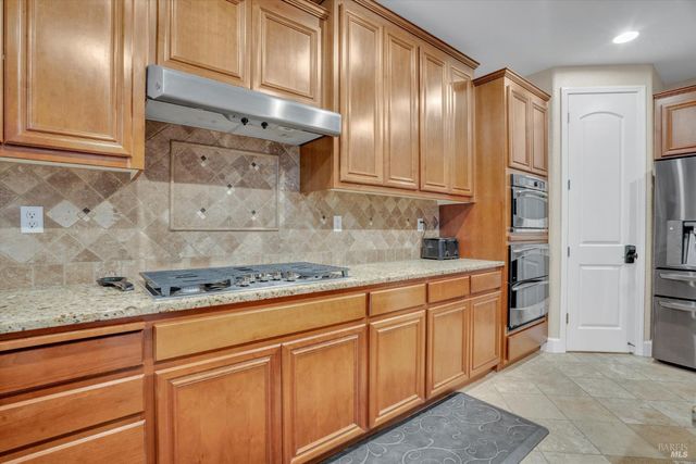 1007 Canterbury Ct, Vacaville, CA 95687