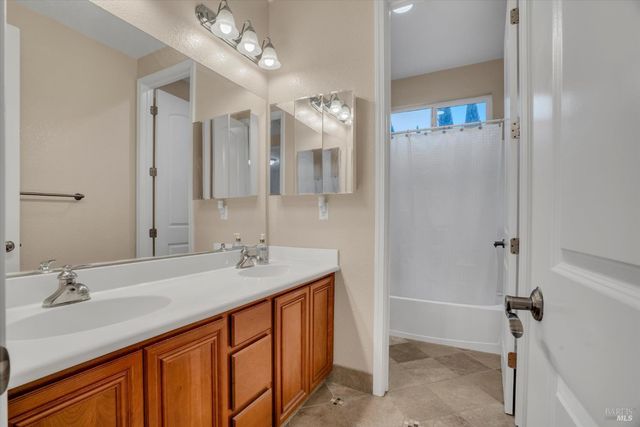 1007 Canterbury Ct, Vacaville, CA 95687