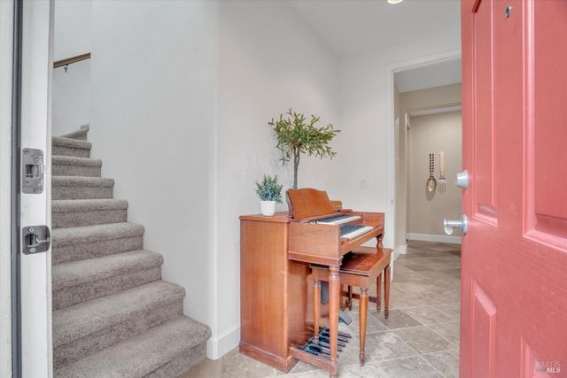 1007 Canterbury Ct, Vacaville, CA 95687