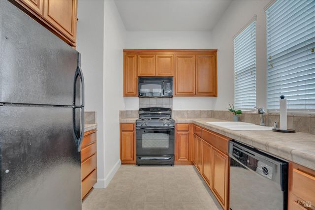 1007 Canterbury Ct, Vacaville, CA 95687