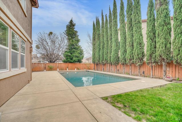 1007 Canterbury Ct, Vacaville, CA 95687