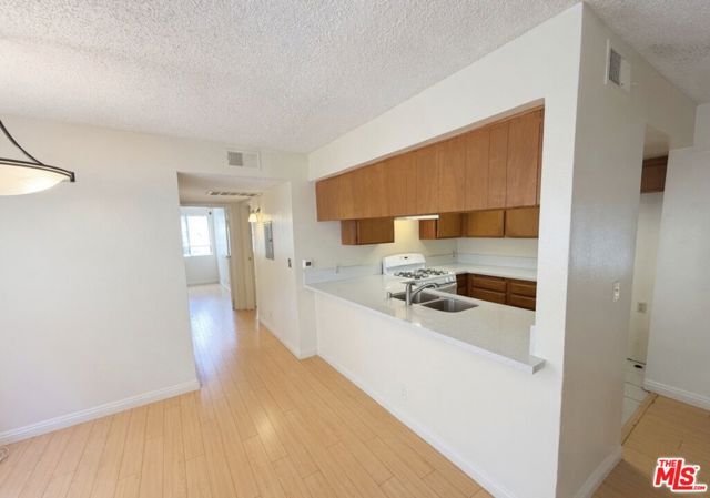 13406 Moorpark Street 102, Los Angeles, CA 91423