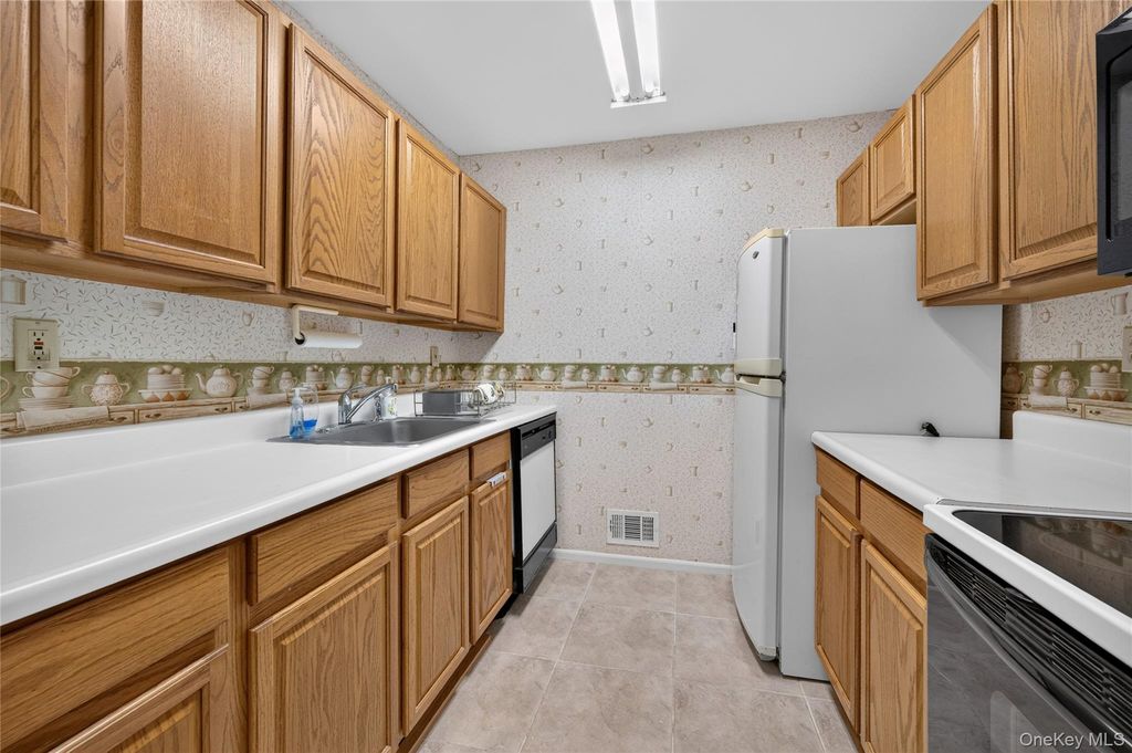 54 School Street 104, Westbury, NY 11590 — photo 5